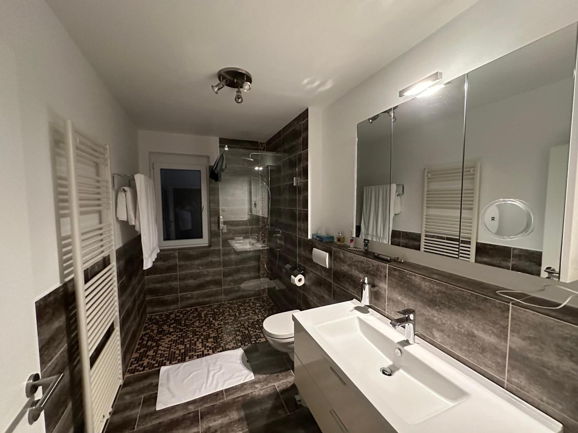 2-Zimmer-Ferienwohnung Mit Hotelservice Und 2 Balkons - Golf, Bike Und Wellness Im Markgraeflerland バート・ベリンゲン エクステリア 写真